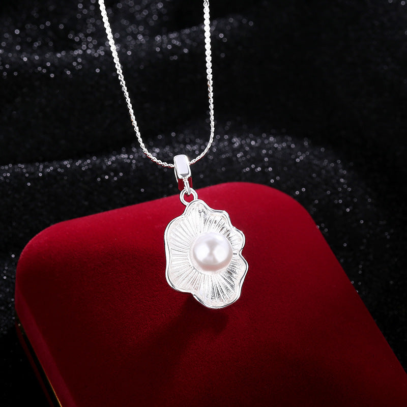 Shell design pearl necklace