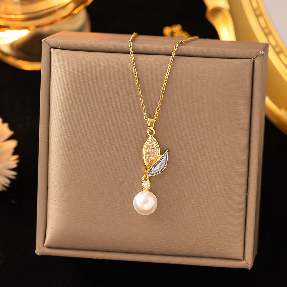 Petal Design Pearl Necklace
