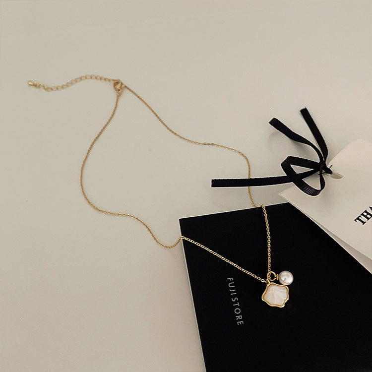 Shell design pearl necklace