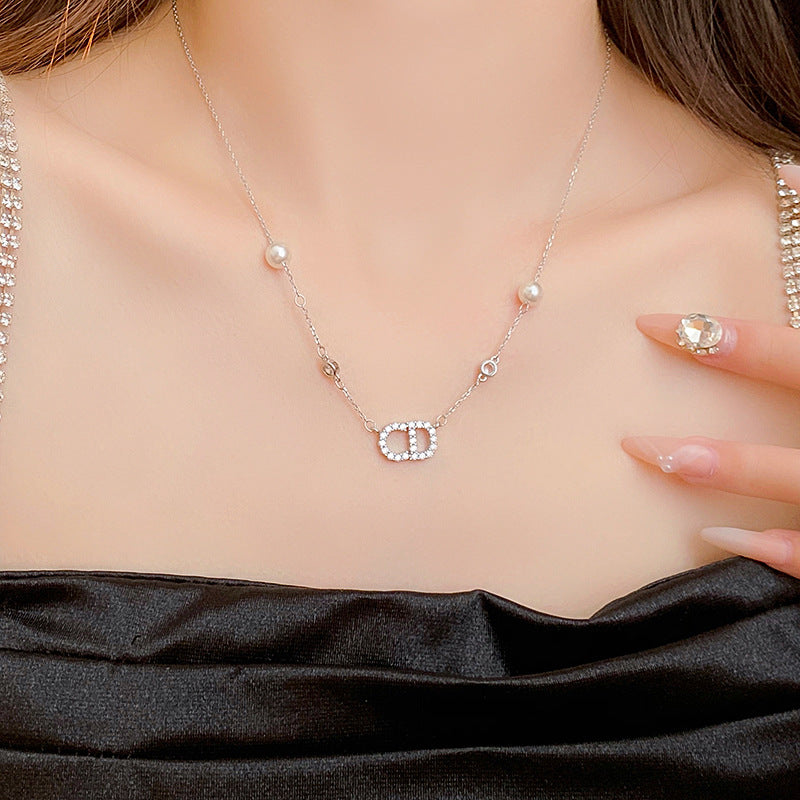 Letter design pearl necklace