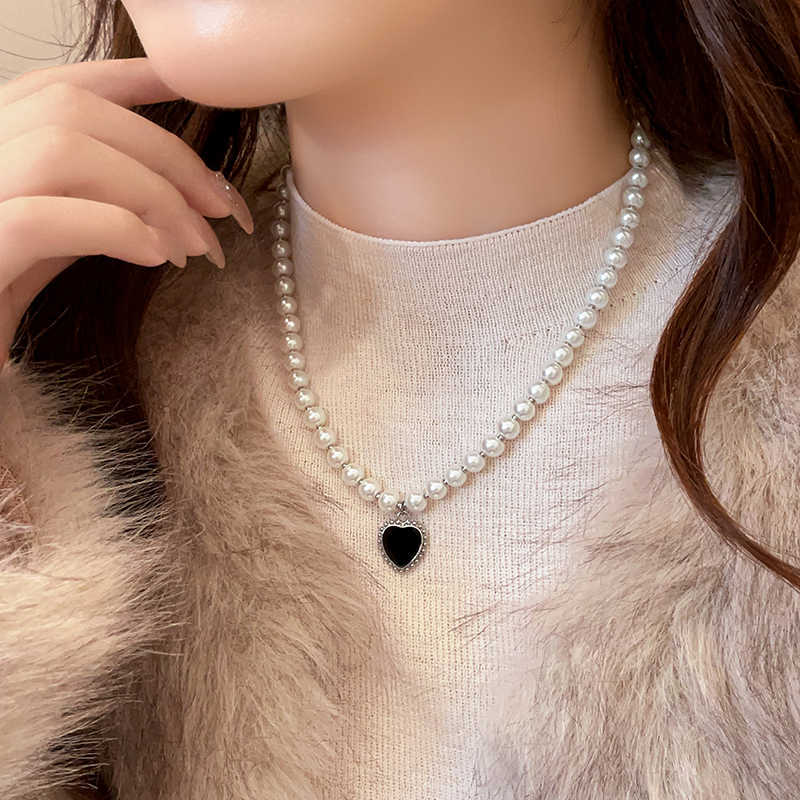 Love geometric pearl necklace
