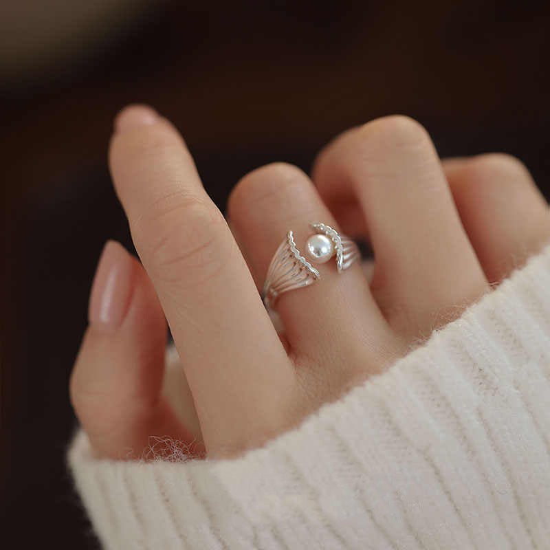 Fishtail design pearl ring