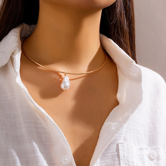 Simple collar pearl necklace