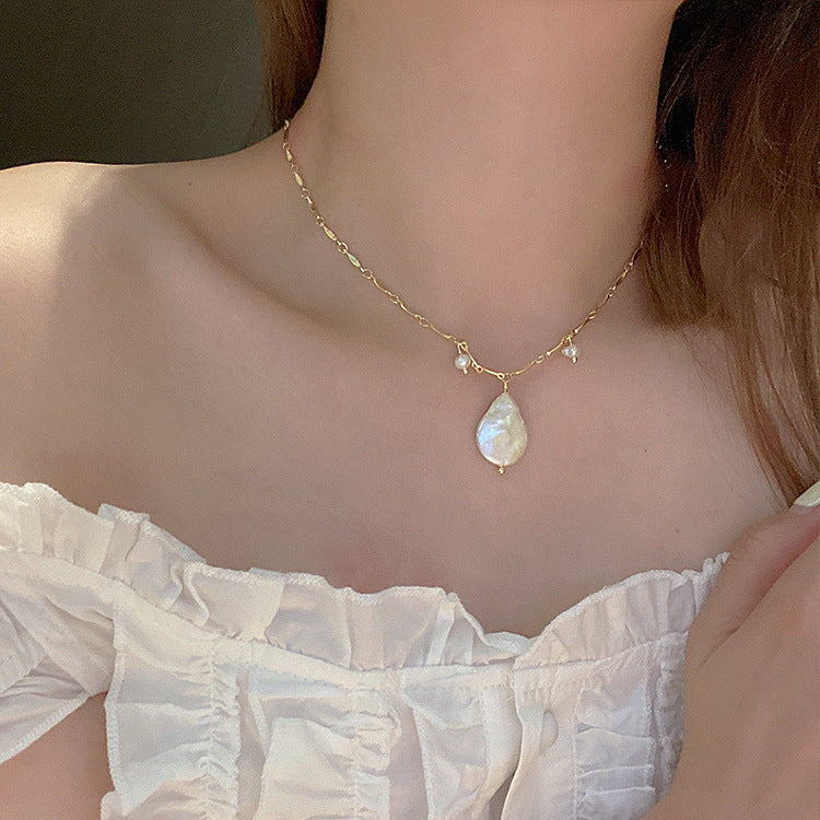 Vintage design pearl necklace