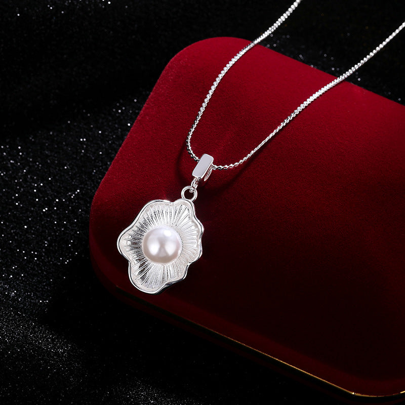 Shell design pearl necklace