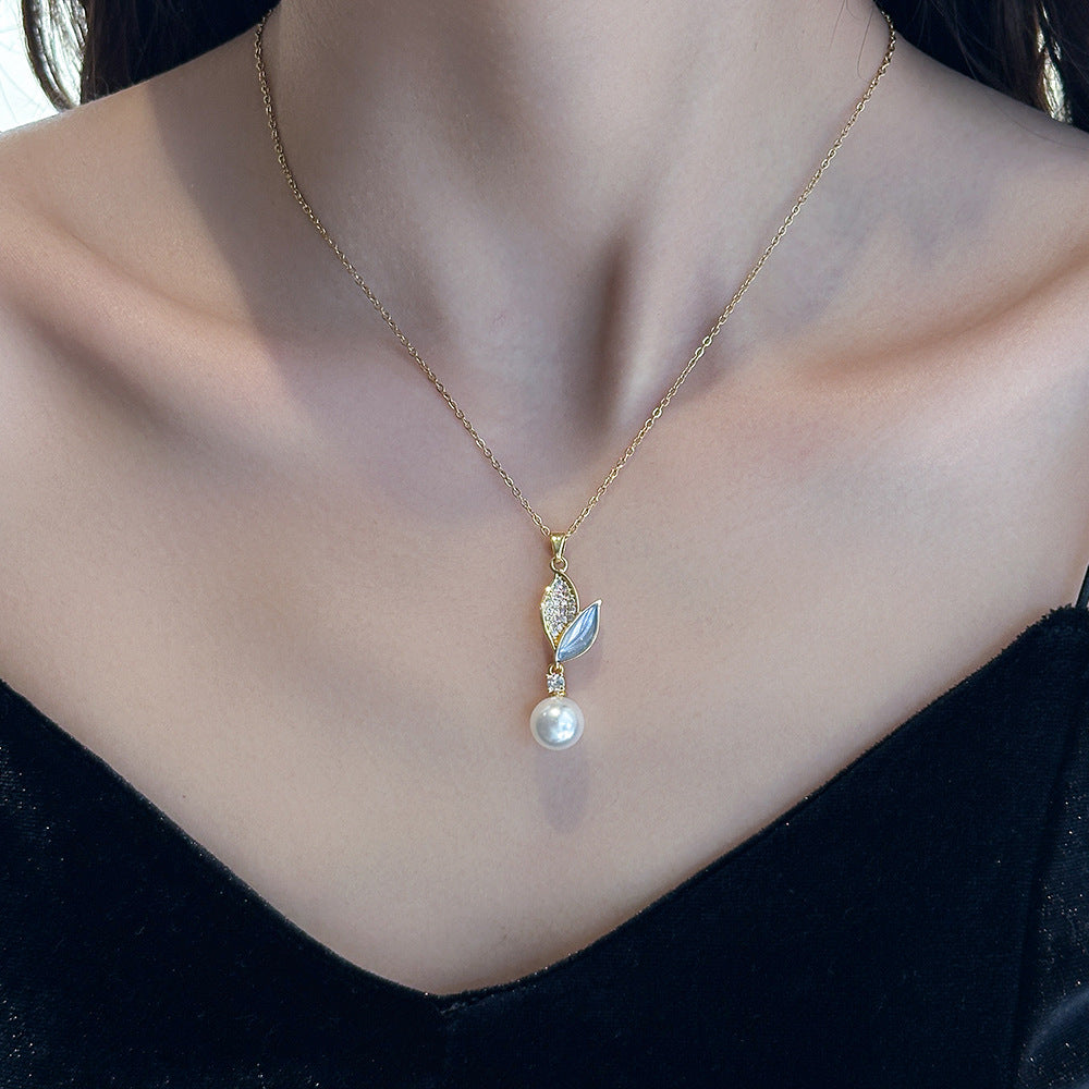 Petal Design Pearl Necklace