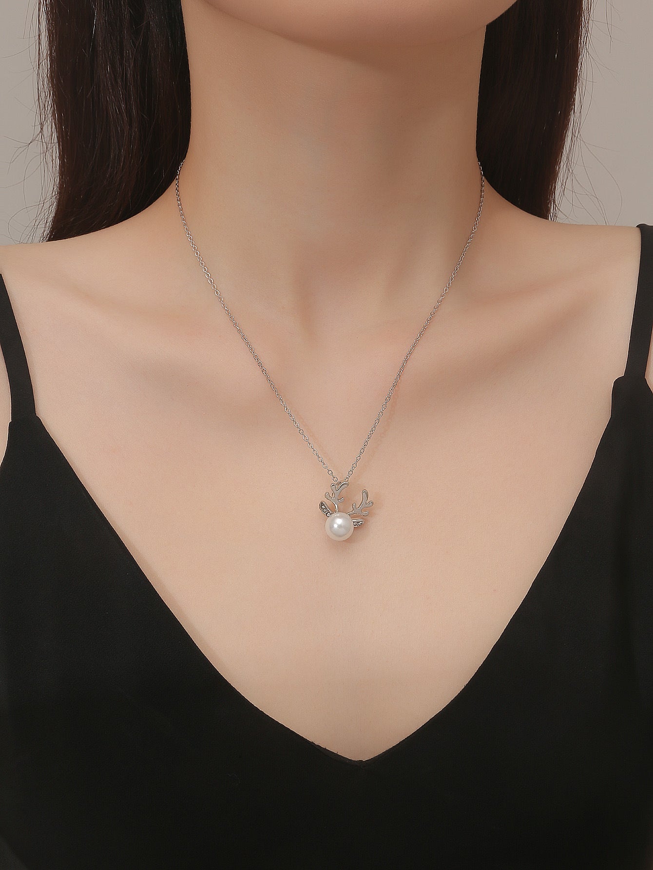 Simple Pearl Elk Design Necklace