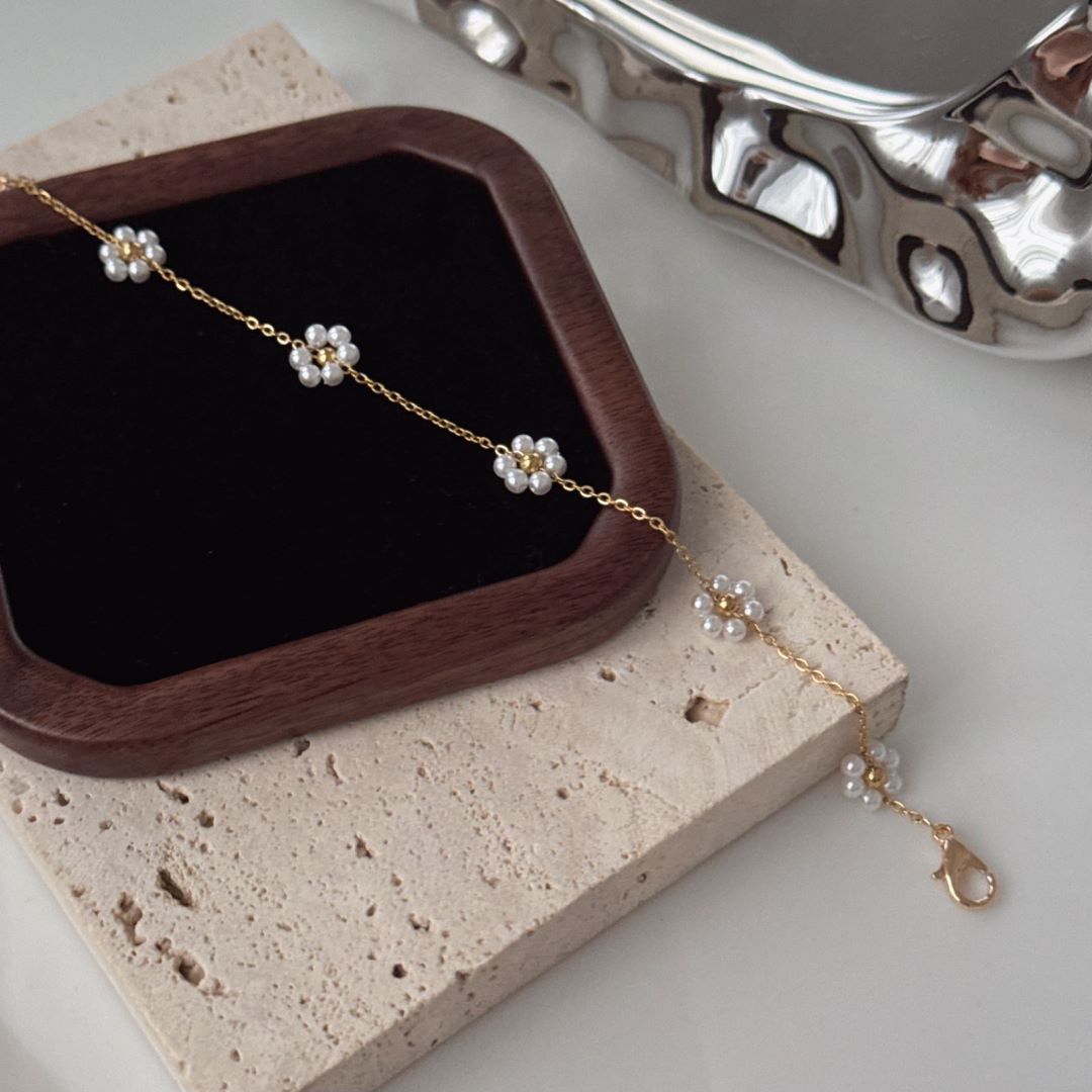 Woven flower pearl necklace