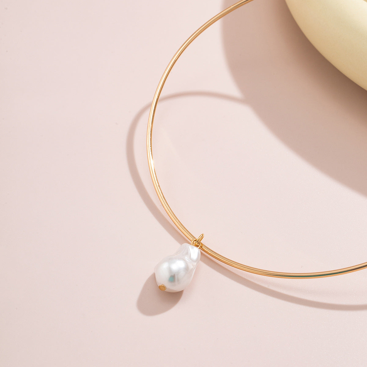 Simple collar pearl necklace