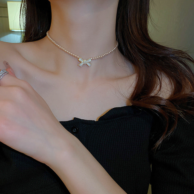 Pearl bow design necklace