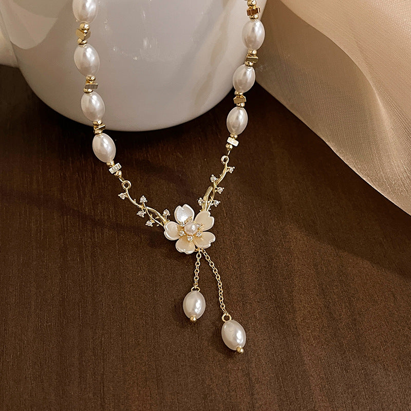 Flower fringed pearl necklace