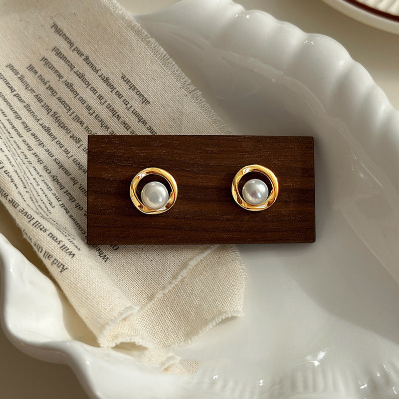 Hollow design pearl stud earrings