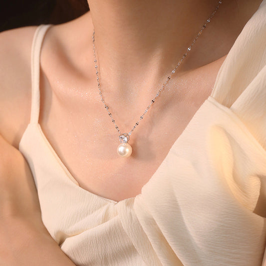 Simple Haute Design Pearl Necklace