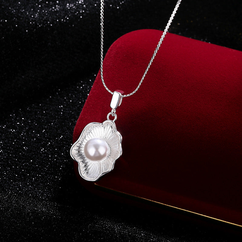 Shell design pearl necklace