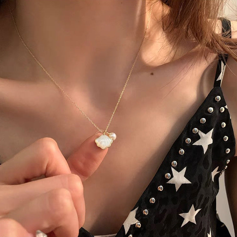 Shell design pearl necklace