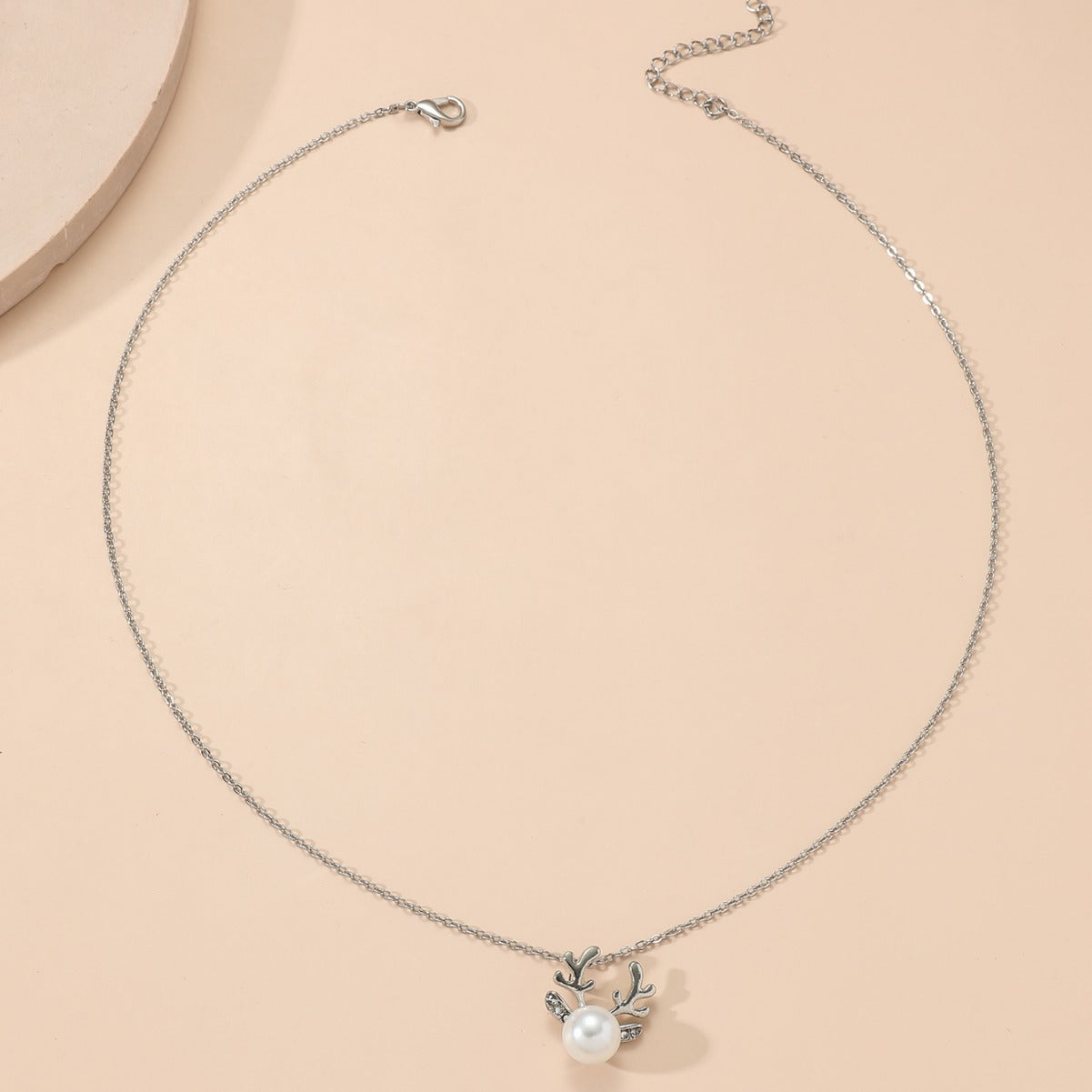 Simple Pearl Elk Design Necklace