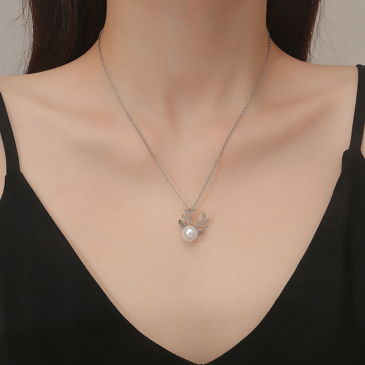 Simple Pearl Elk Design Necklace