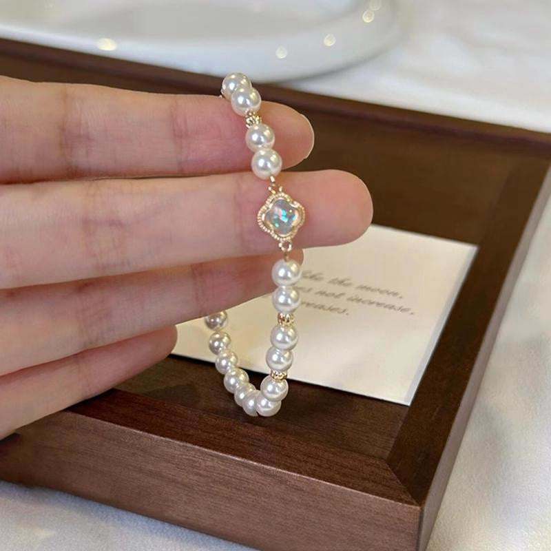 Four-leaf clover design pearl bracelet