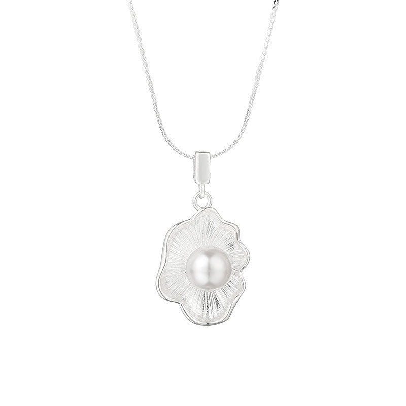 Shell design pearl necklace