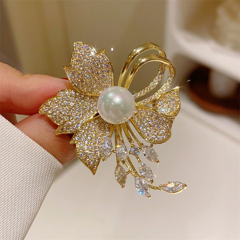 Floral Design Pearl Brooch
