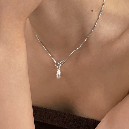 Simple design pearl necklace