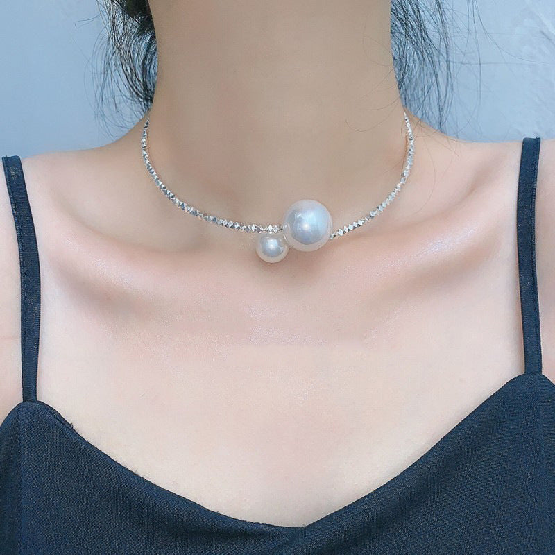 Broken silver pearl design necklace
