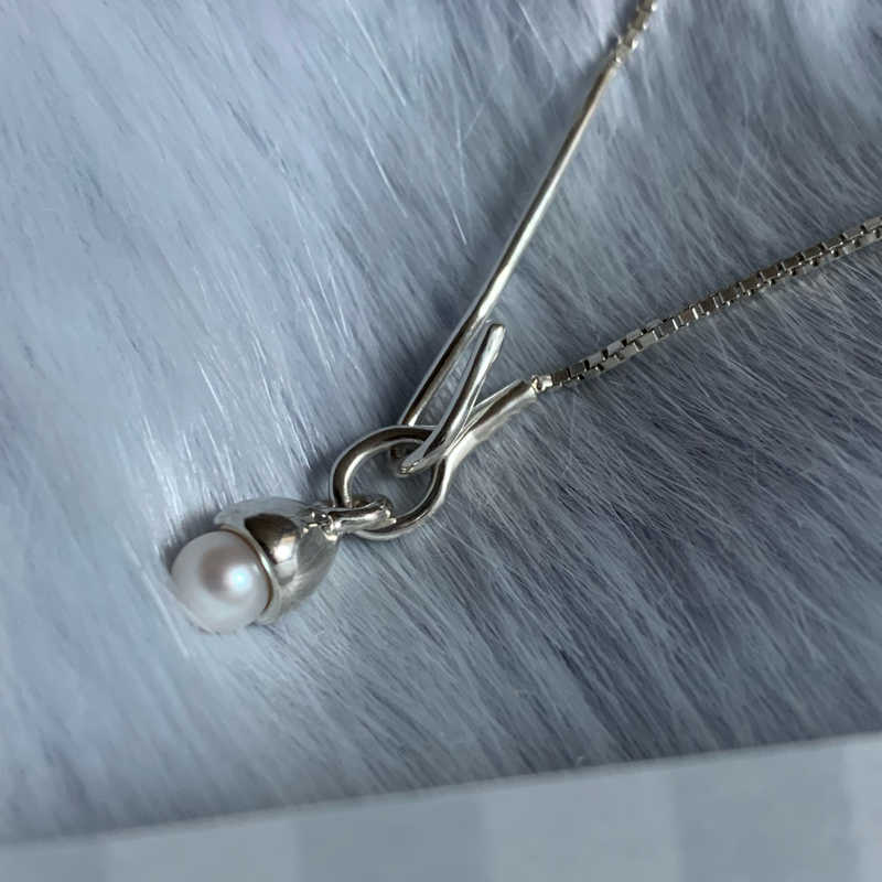 Simple design pearl necklace