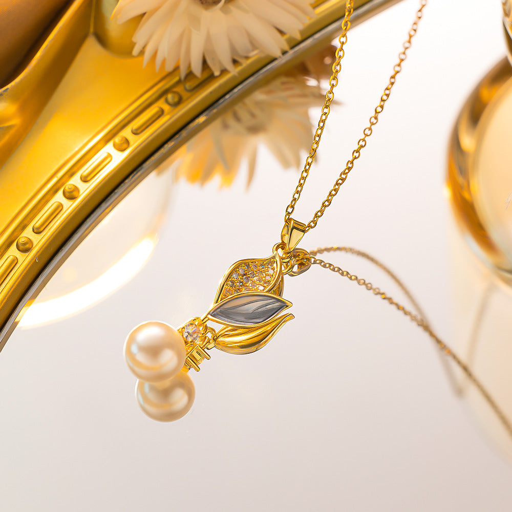 Petal Design Pearl Necklace