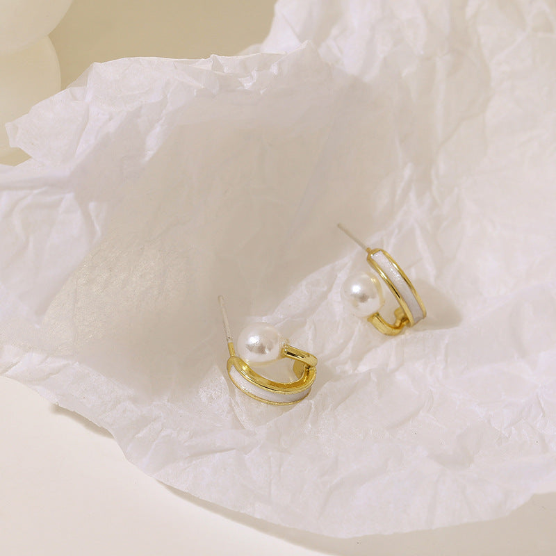 Simple design pearl stud earrings