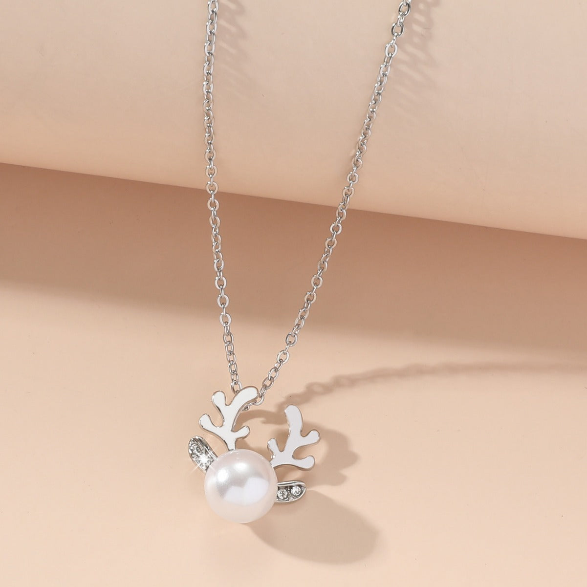 Simple Pearl Elk Design Necklace