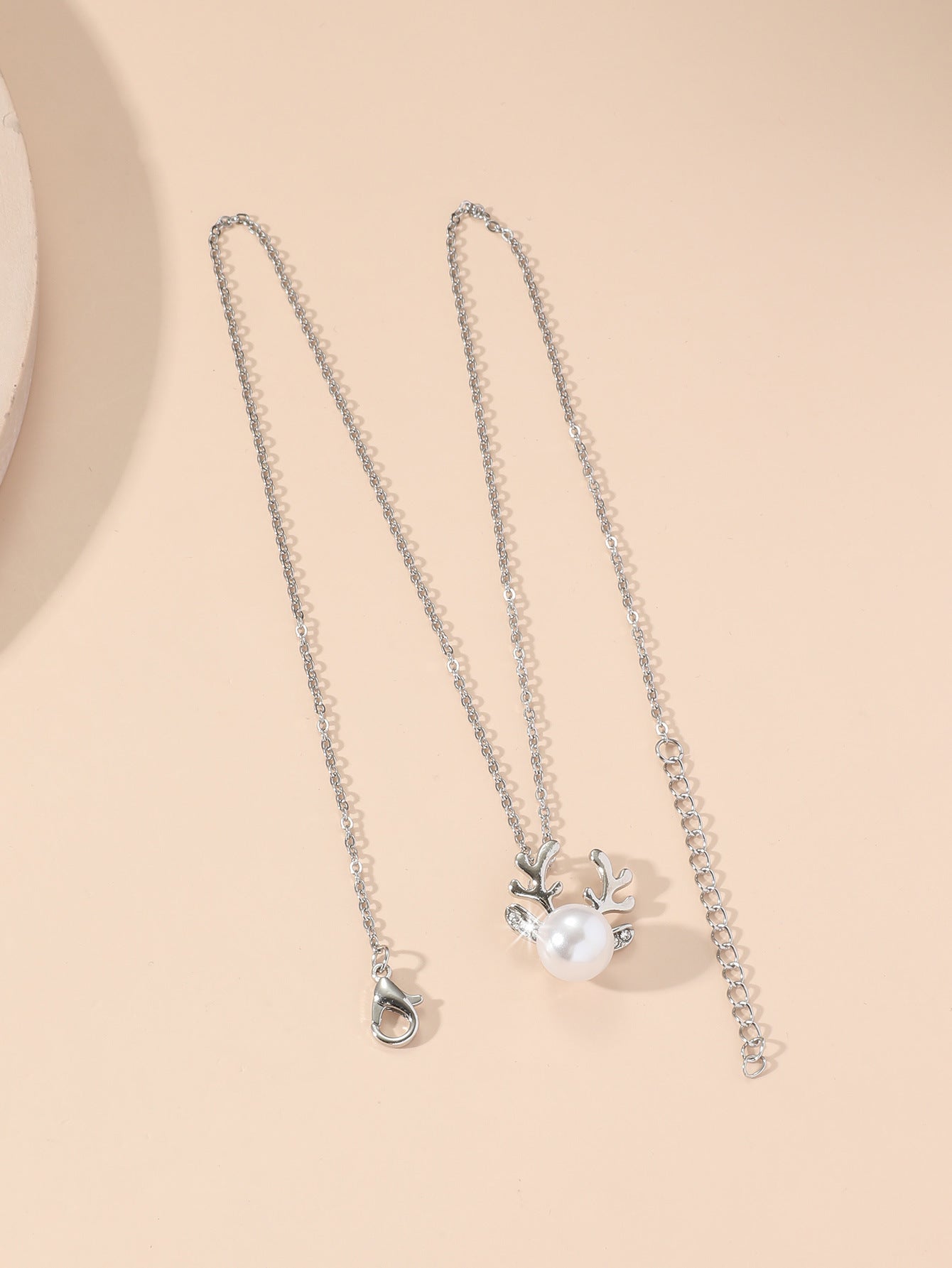 Simple Pearl Elk Design Necklace