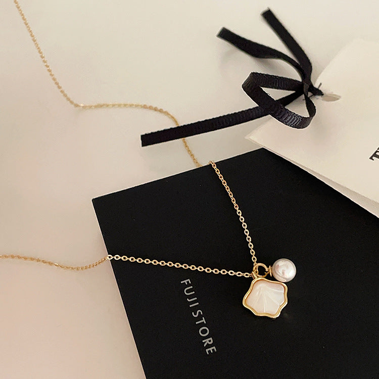Shell design pearl necklace