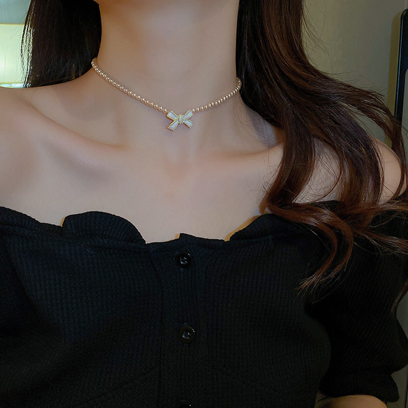 Pearl bow design necklace