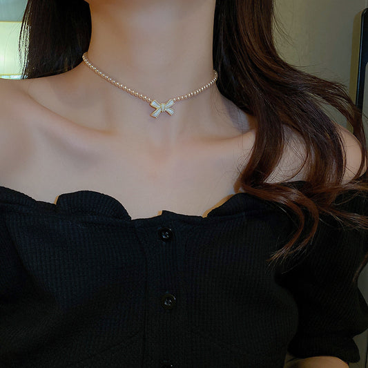 Pearl bow design necklace