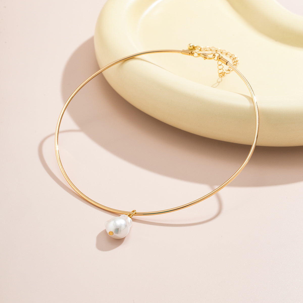 Simple collar pearl necklace