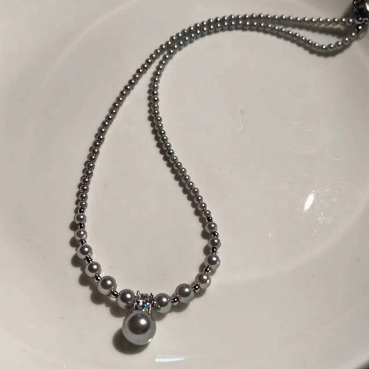 Vintage design pearl necklace