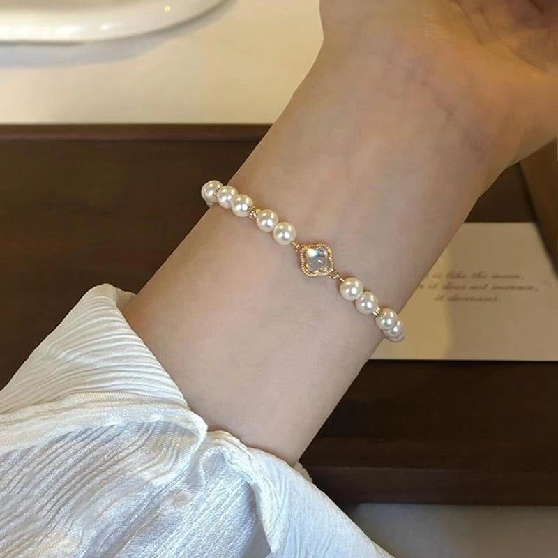 Four-leaf clover design pearl bracelet