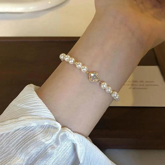 Four-leaf clover design pearl bracelet