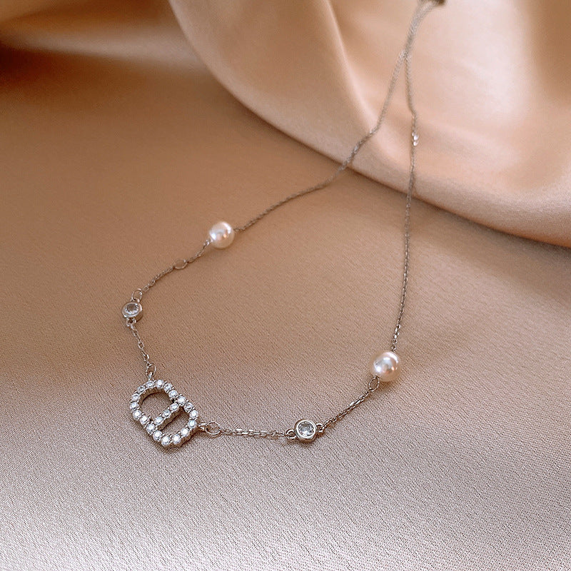 Letter design pearl necklace
