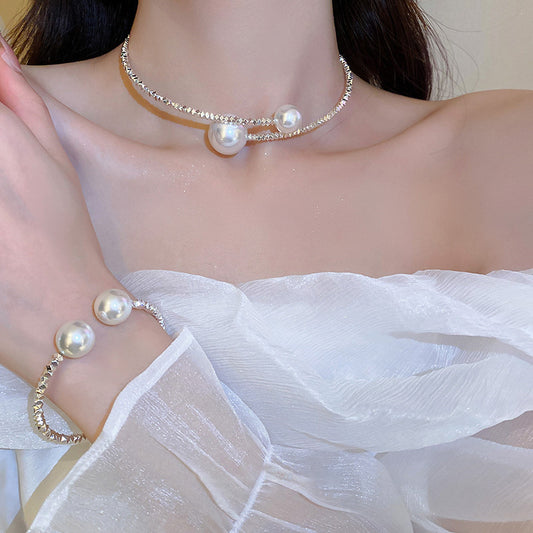 Broken silver pearl design necklace