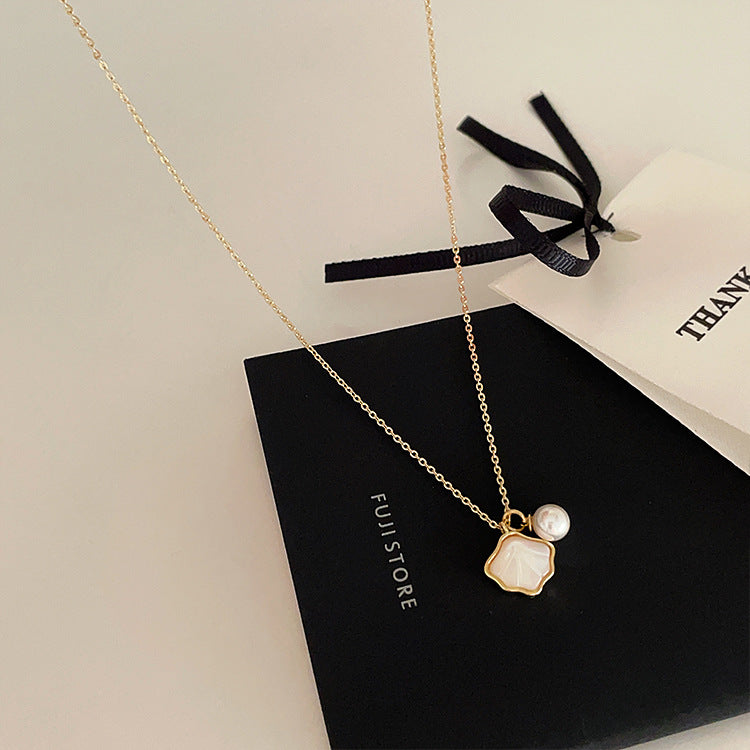 Shell design pearl necklace