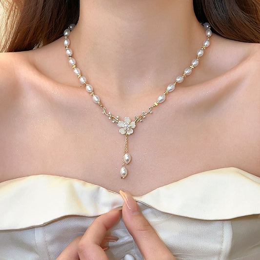 Flower fringed pearl necklace