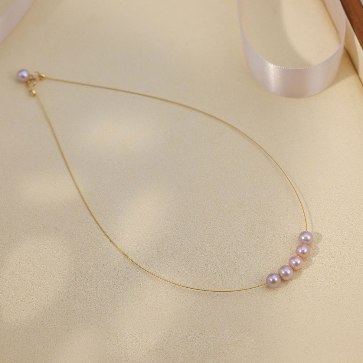 Simple design pearl necklace