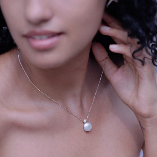 Perfume bottle design pearl necklace