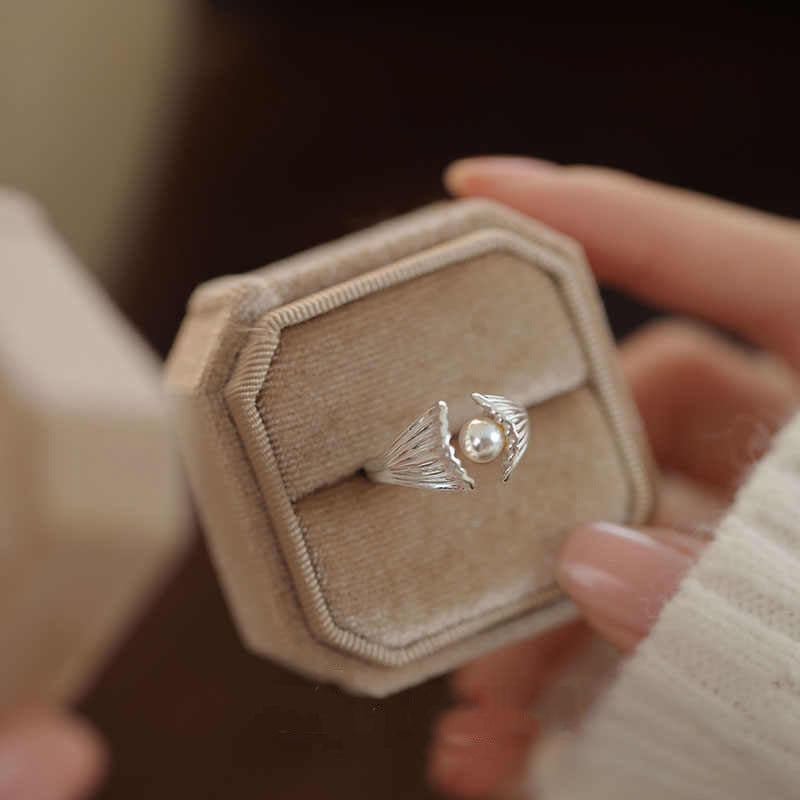 Fishtail design pearl ring