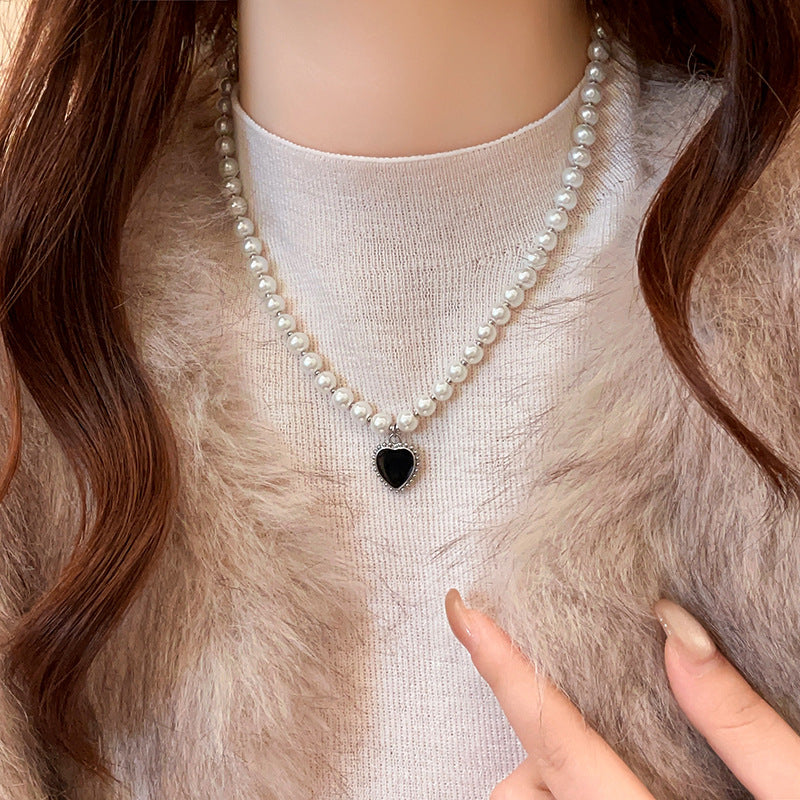 Love geometric pearl necklace