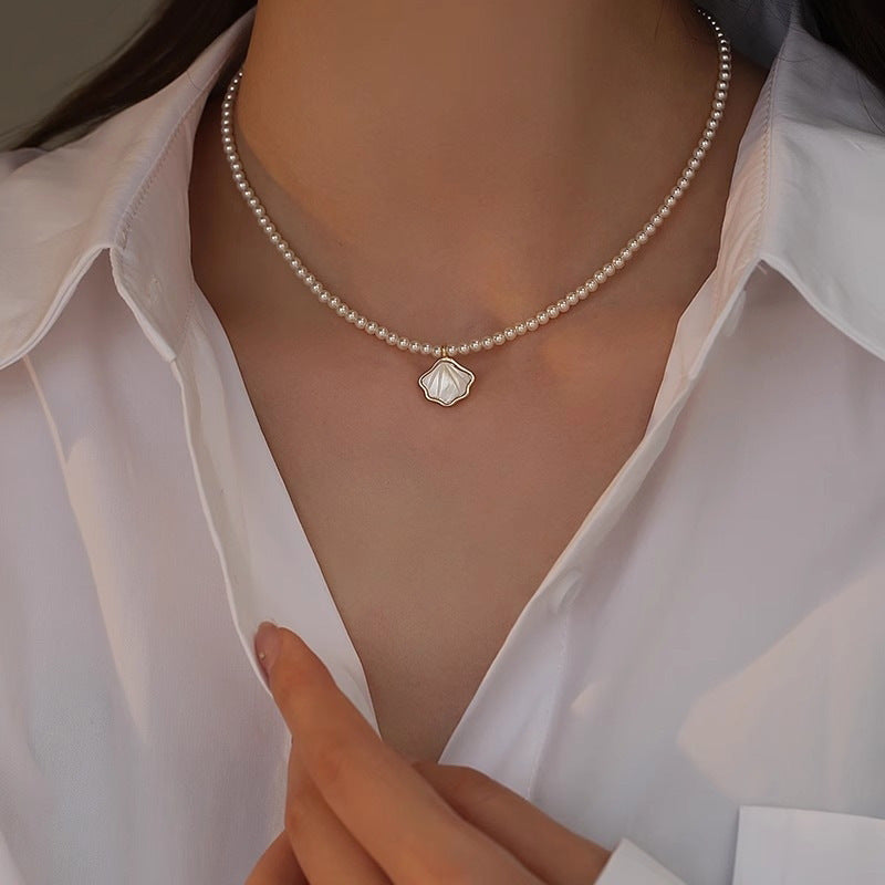 Shell design necklace