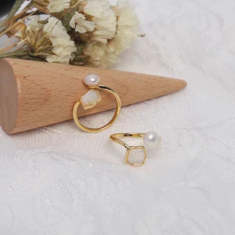 Shell design pearl ring