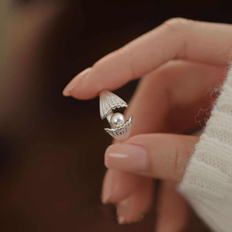 Fishtail design pearl ring