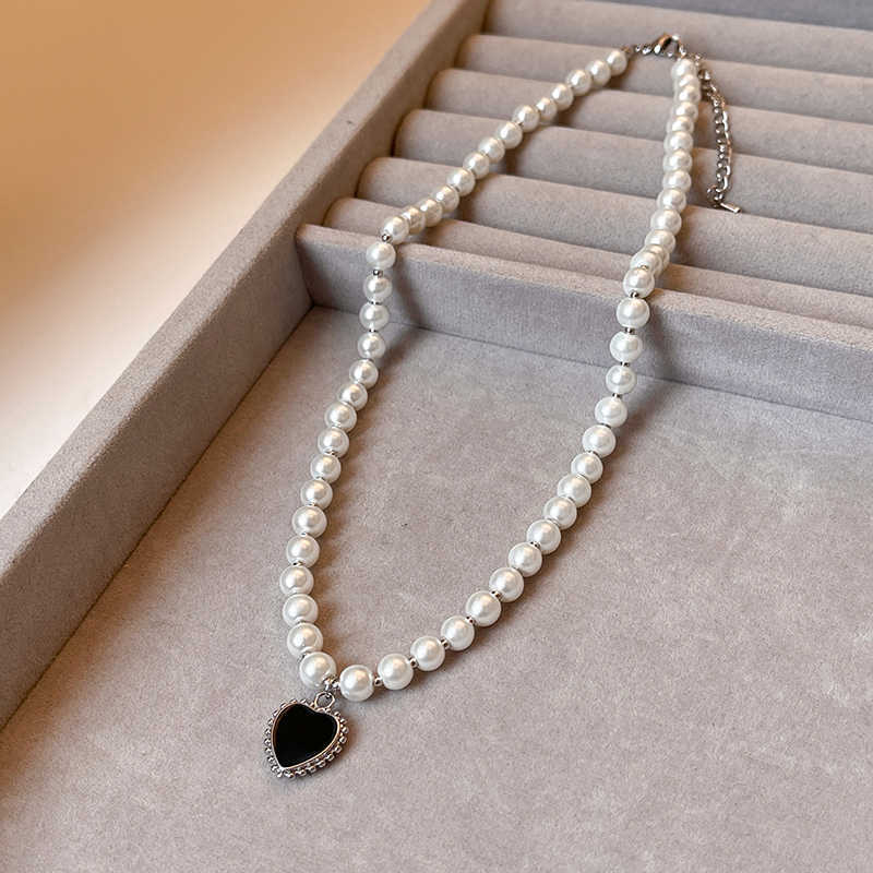 Love geometric pearl necklace